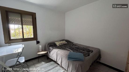  Alquiler de habitaciones en apartamento de 2 dormitorios en Nou Barris - BARCELONA 