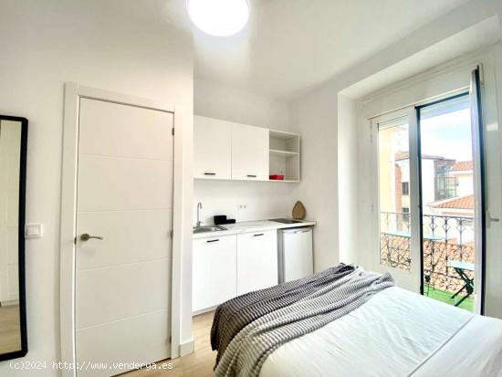  Se alquilan habitaciones en apartamento de 9 habitaciones en La Latina - MADRID 