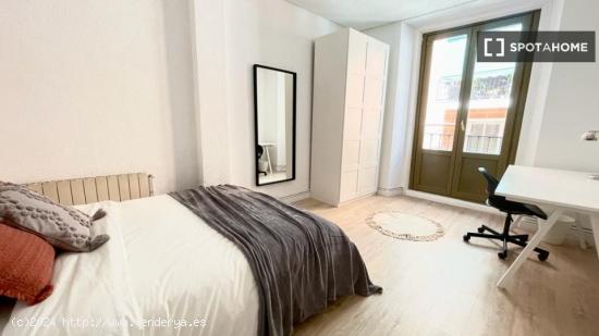 Habitaciones para alquilar en apartamento de 5 dormitorios en La Latina - MADRID