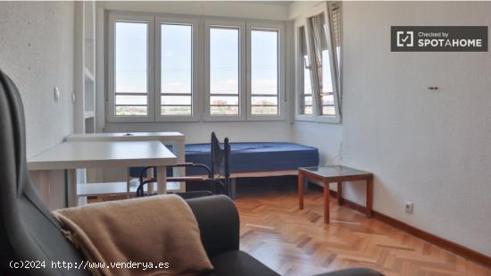 Se alquilan habitaciones en apartamento de 3 dormitorios en Chamartín - MADRID