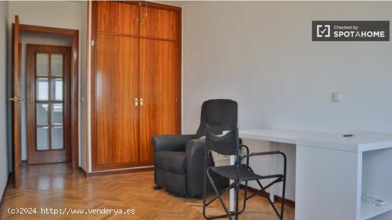 Se alquilan habitaciones en apartamento de 3 dormitorios en Chamartín - MADRID