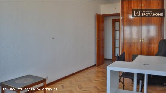 Se alquilan habitaciones en apartamento de 3 dormitorios en Chamartín - MADRID