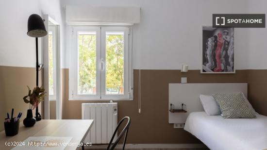 Habitaciones para alquilar en apartamento de 2 dormitorios en Gràcia - MADRID