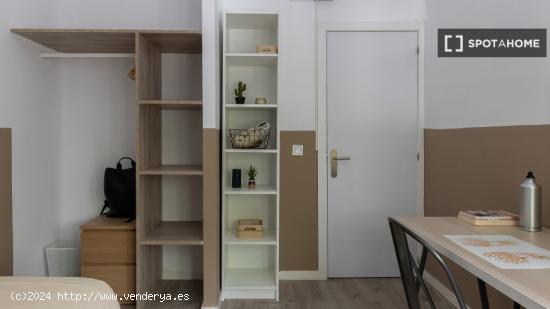 Habitaciones para alquilar en apartamento de 2 dormitorios en Gràcia - MADRID