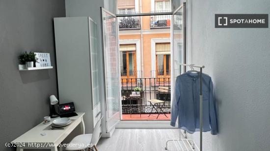 Se alquilan habitaciones en apartamento de 6 dormitorios en Malasaña - MADRID