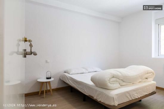  Se alquilan habitaciones en apartamento de 4 dormitorios en Moratalaz, Madrid - MADRID 