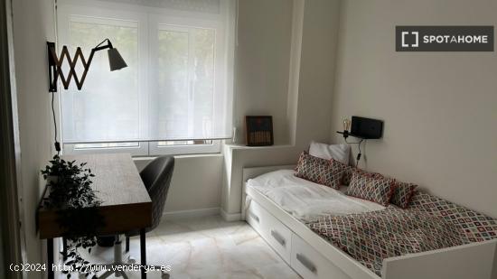 Se alquila habitación en apartamento de 6 dormitorios en Extramurs, Valencia - VALENCIA