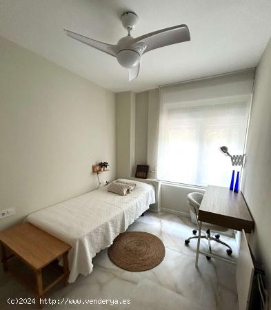 Se alquila habitación en apartamento de 6 dormitorios en Extramurs, Valencia - VALENCIA