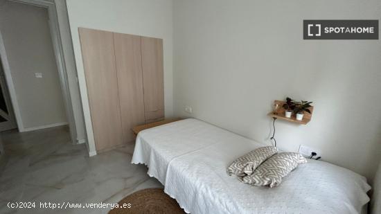 Se alquila habitación en apartamento de 6 dormitorios en Extramurs, Valencia - VALENCIA