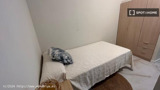 Se alquila habitación en apartamento de 6 dormitorios en Extramurs, Valencia - VALENCIA