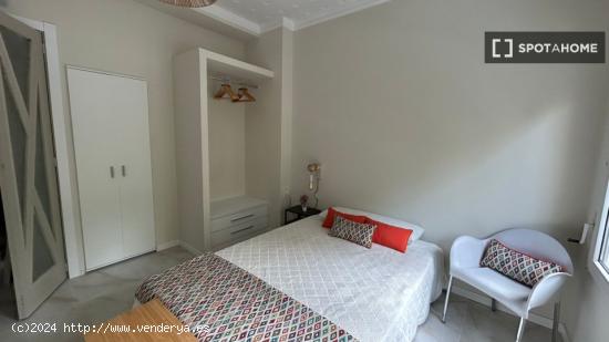 Se alquila habitación en apartamento de 6 dormitorios en Extramurs, Valencia - VALENCIA