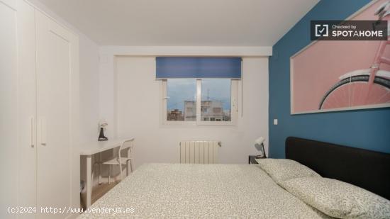 ¡Se alquilan habitaciones en un apartamento de 5 habitaciones en Valencia! - VALENCIA