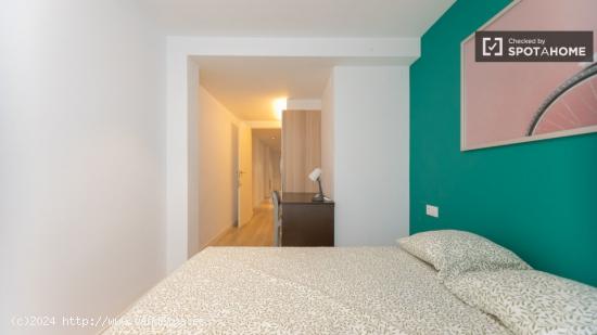 ¡Se alquilan habitaciones en un apartamento de 5 habitaciones en Valencia! - VALENCIA