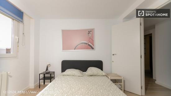 ¡Se alquilan habitaciones en un apartamento de 5 habitaciones en Valencia! - VALENCIA