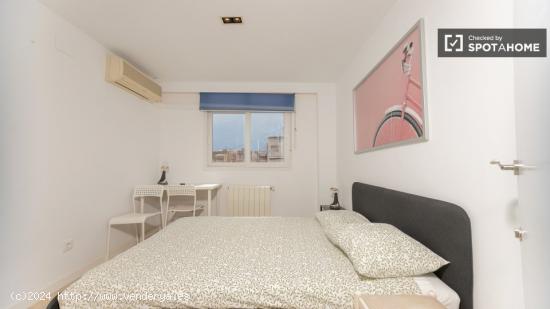 ¡Se alquilan habitaciones en un apartamento de 5 habitaciones en Valencia! - VALENCIA