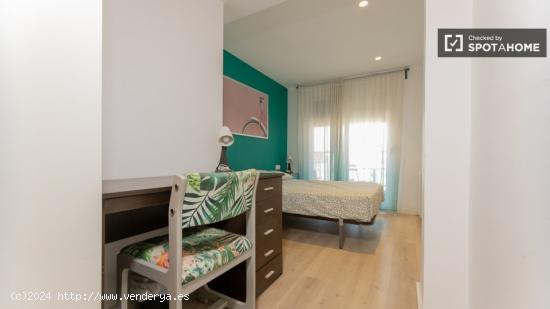 ¡Se alquilan habitaciones en un apartamento de 5 habitaciones en Valencia! - VALENCIA