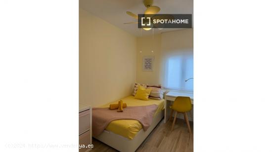 Se alquila habitación en apartamento de 4 dormitorios en Getafe, Madrid - MADRID