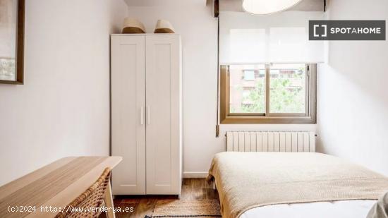 Dormitorio 4: cama matrimonial y escritorio/baño compartido - BARCELONA