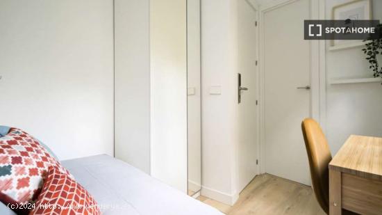 Se alquila habitación en piso de 4 dormitorios en Madrid - MADRID