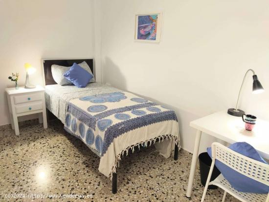 Se alquila habitación en apartamento de 4 dormitorios en Paterna, Valencia. - VALENCIA