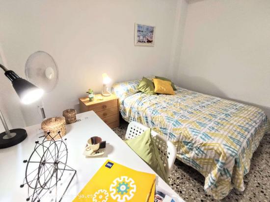 Se alquila habitación en apartamento de 4 dormitorios en Paterna, Valencia. - VALENCIA