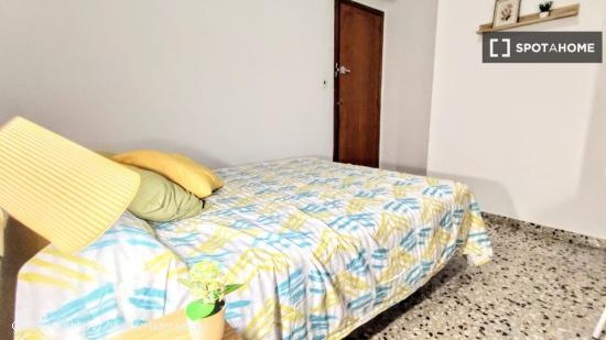 Se alquila habitación en apartamento de 4 dormitorios en Paterna, Valencia. - VALENCIA