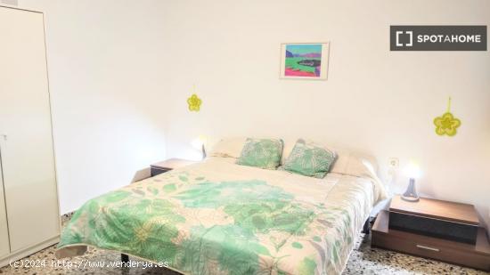 Se alquila habitación en apartamento de 4 dormitorios en Paterna, Valencia. - VALENCIA