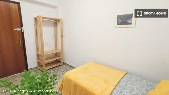 Se alquila habitación en apartamento de 4 dormitorios en Paterna, Valencia. - VALENCIA