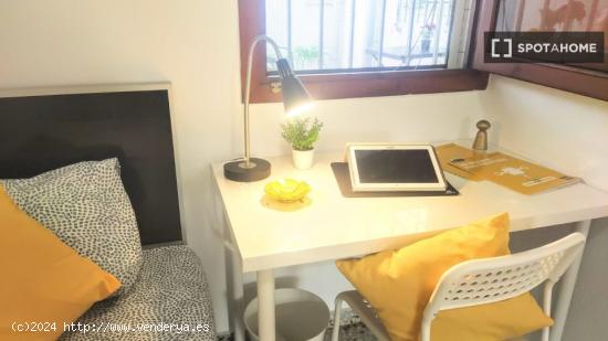 Se alquila habitación en apartamento de 4 dormitorios en Paterna, Valencia. - VALENCIA