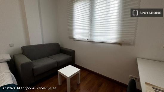 Se alquilan habitaciones en apartamento de 4 dormitorios en Latina - MADRID