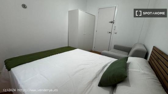 Se alquilan habitaciones en apartamento de 4 dormitorios en Latina - MADRID