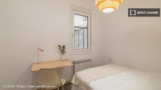 Se alquilan habitaciones en un apartamento de 5 dormitorios en L'Eixample - BARCELONA