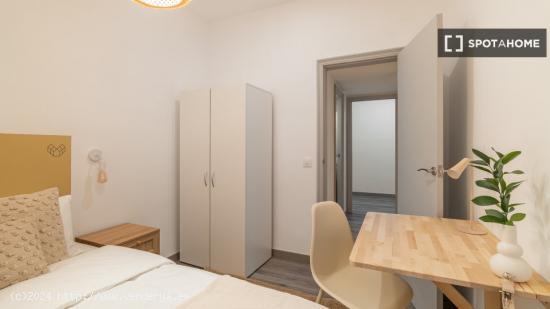 Se alquilan habitaciones en un apartamento de 5 dormitorios en L'Eixample - BARCELONA