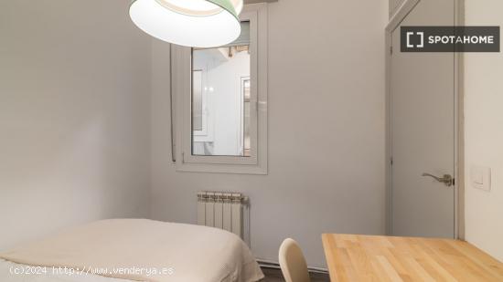 Se alquilan habitaciones en un apartamento de 5 dormitorios en L'Eixample - BARCELONA