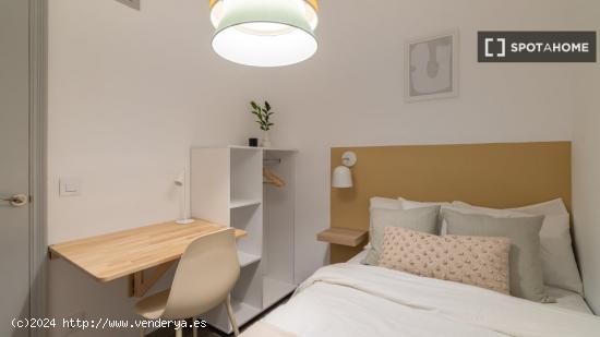 Se alquilan habitaciones en un apartamento de 5 dormitorios en L'Eixample - BARCELONA