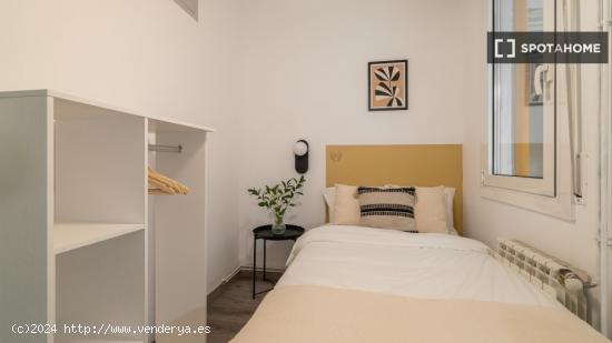 Se alquilan habitaciones en un apartamento de 5 dormitorios en L'Eixample - BARCELONA