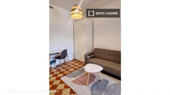 Se alquila habitación en piso de 4 dormitorios en Ópera, Madrid - MADRID