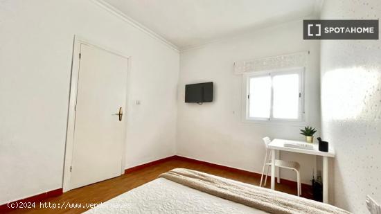 Luminosa habitación con cama de matrimonio equipada para estudiantes - SEVILLA