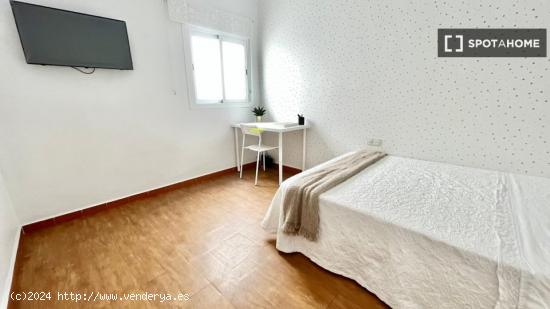 Luminosa habitación con cama de matrimonio equipada para estudiantes - SEVILLA