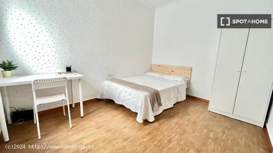 Luminosa habitación con cama de matrimonio equipada para estudiantes - SEVILLA