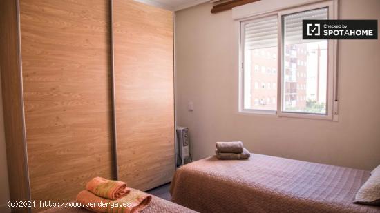 Habitación amueblada en apartamento de 2 dormitorios en Poblats Maritims - VALENCIA