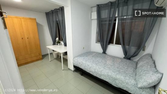 Se alquilan habitaciones en un apartamento de 4 dormitorios en Getafe - MADRID