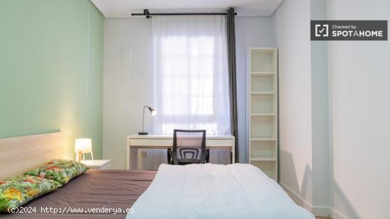 ¡Se alquila habitación en piso compartido de 12 habitaciones en Madrid! - MADRID