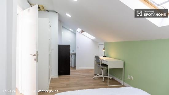 ¡Se alquila habitación en piso compartido de 12 habitaciones en Madrid! - MADRID