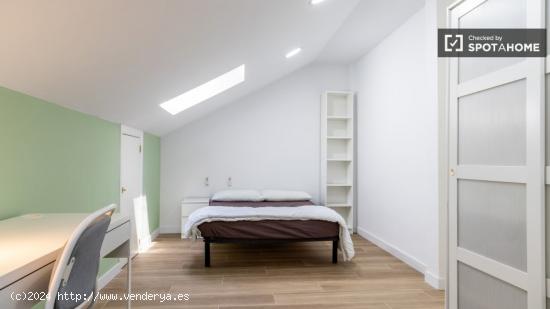 ¡Se alquila habitación en piso compartido de 12 habitaciones en Madrid! - MADRID