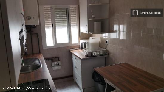 Se alquilan habitaciones en un apartamento de 4 dormitorios en Getafe - MADRID