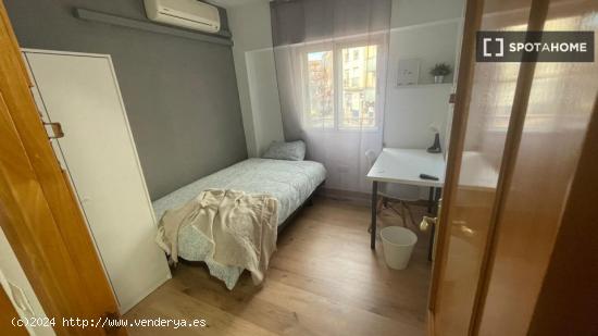 Se alquilan habitaciones en un apartamento de 4 dormitorios en Getafe - MADRID