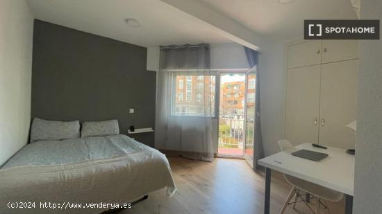 Se alquilan habitaciones en un apartamento de 4 dormitorios en Getafe - MADRID