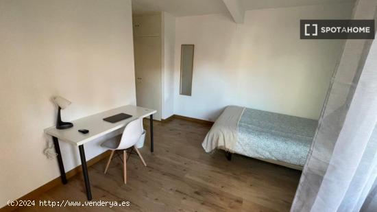 Se alquilan habitaciones en un apartamento de 4 dormitorios en Getafe - MADRID