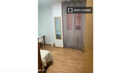 Se alquilan habitaciones en un apartamento de 4 dormitorios en Getafe - MADRID